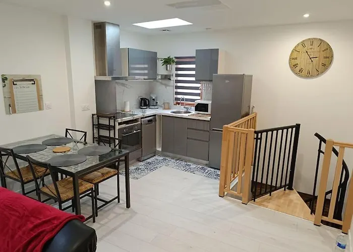 Logement Entier Avec Garage.