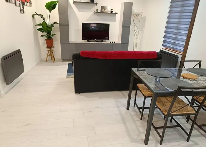 Logement Entier Avec Garage.