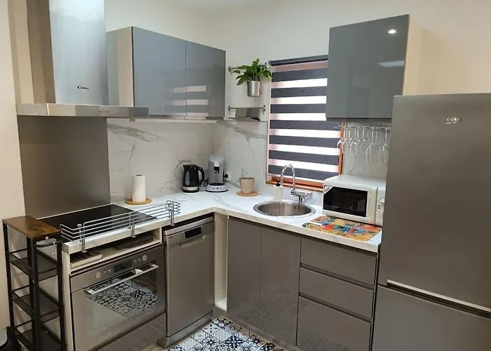 Logement Entier Avec Garage.